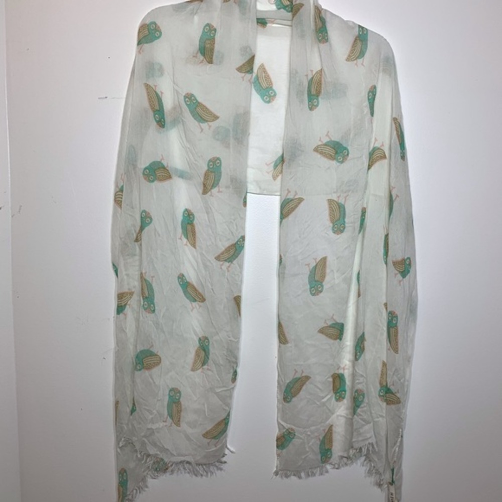 NWT lightweight and soft Owl scarf‎ w/ fringed trim